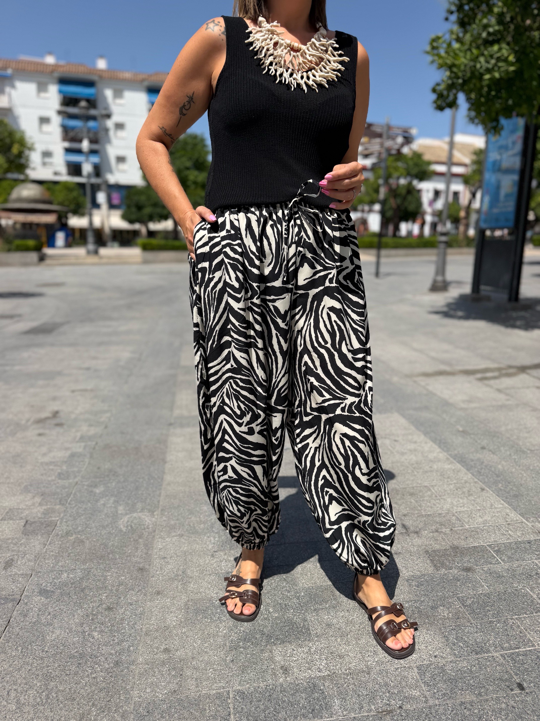 Pantalón balón animal print cebra. - Imagen 2
