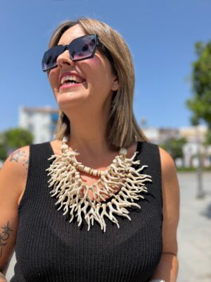 Collar corales beige.