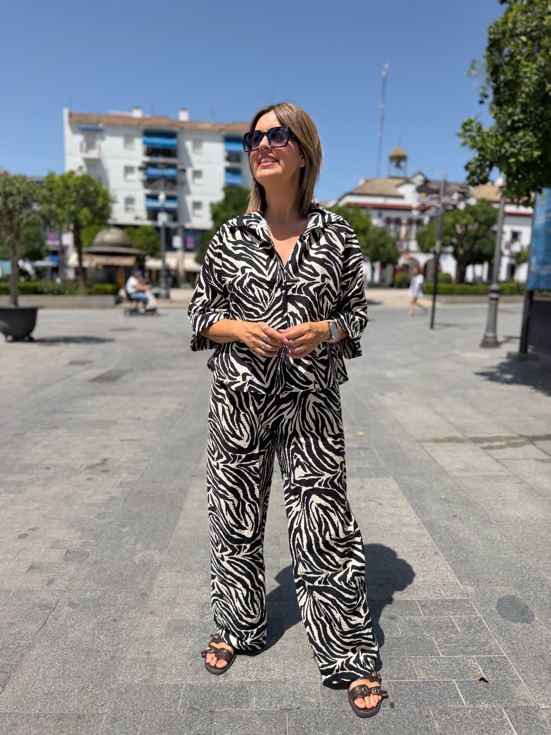 Conjunto camisa y pantalón recto animal print cebra. - Imagen 5