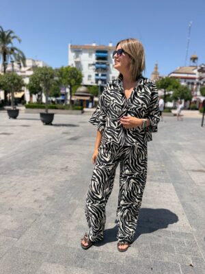 Conjunto camisa y pantalón recto animal print cebra.