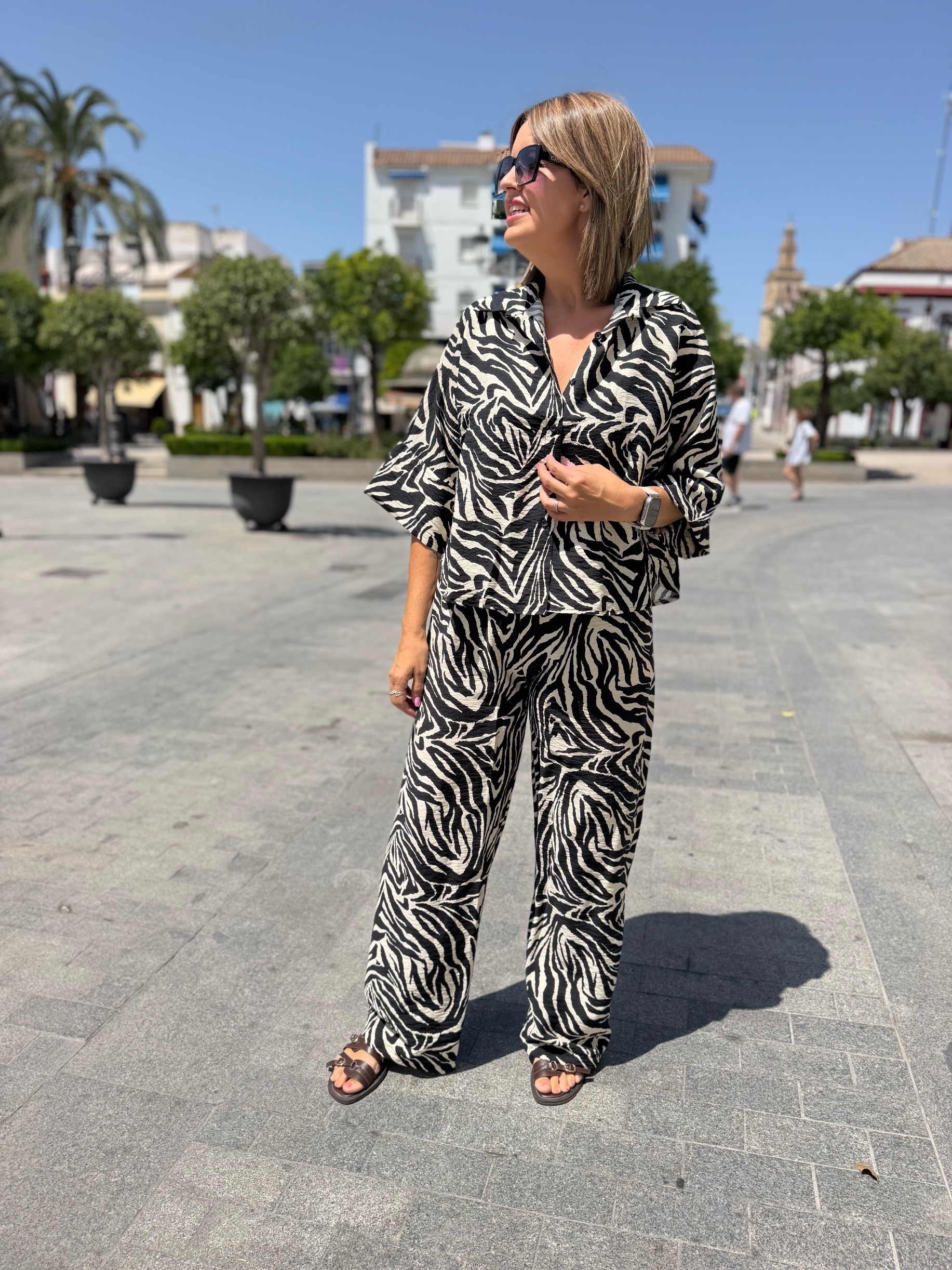 Conjunto camisa y pantalón recto animal print cebra. - Imagen 3