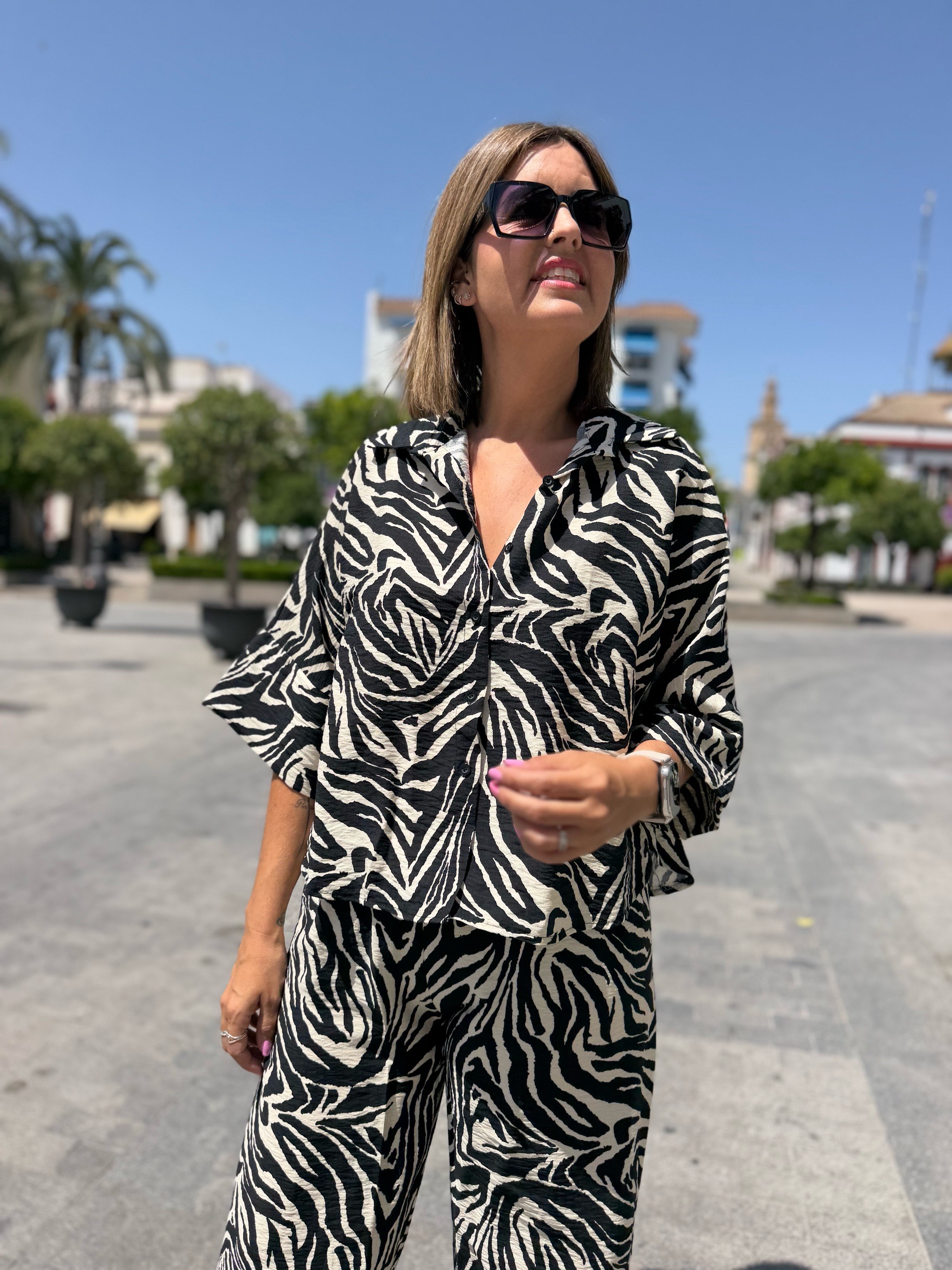 Conjunto camisa y pantalón recto animal print cebra. - Imagen 2