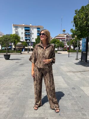 Conjunto camisa y pantalón recto animal print leopardo.