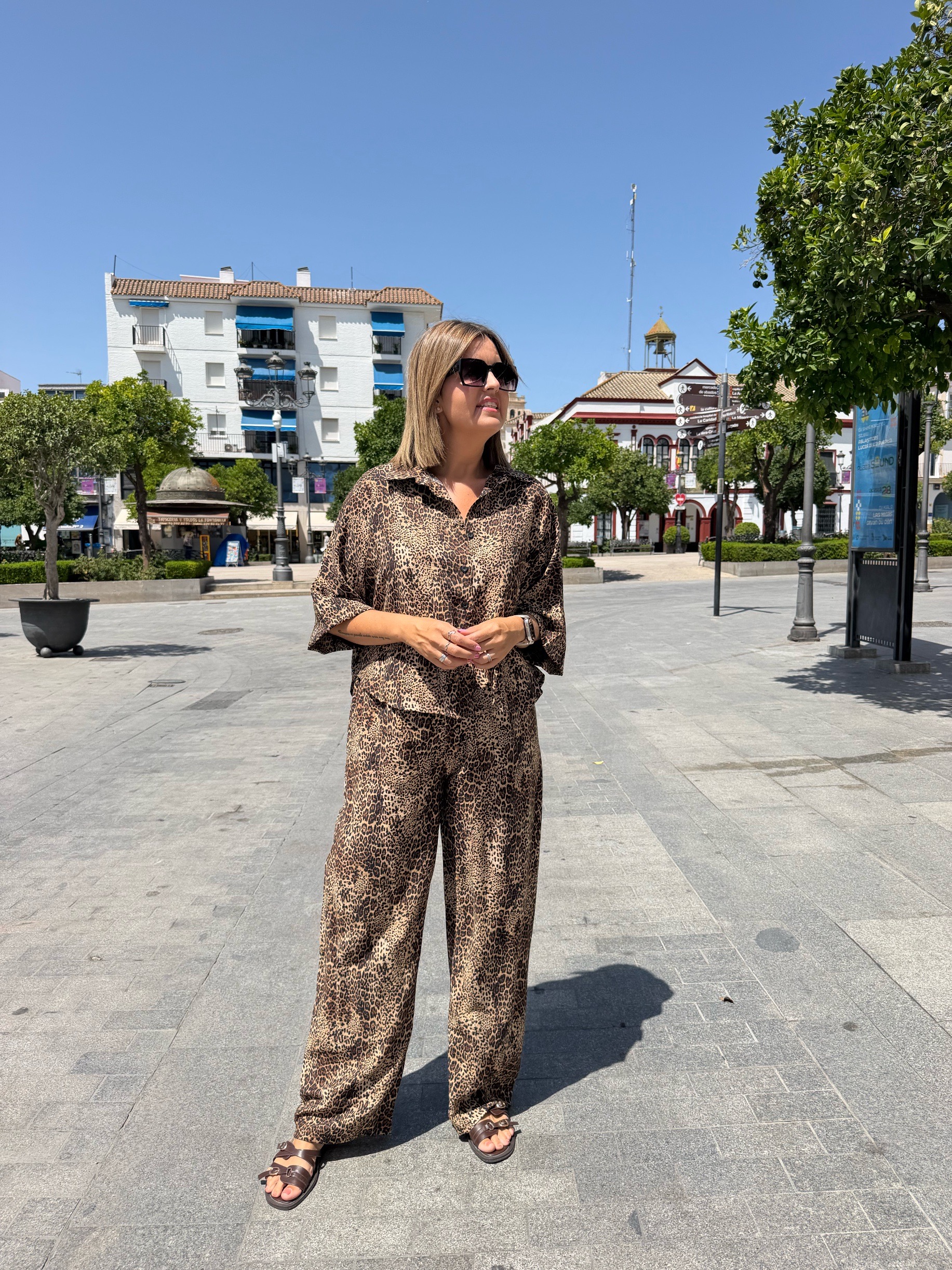 Conjunto camisa y pantalón recto animal print leopardo. - Imagen 4
