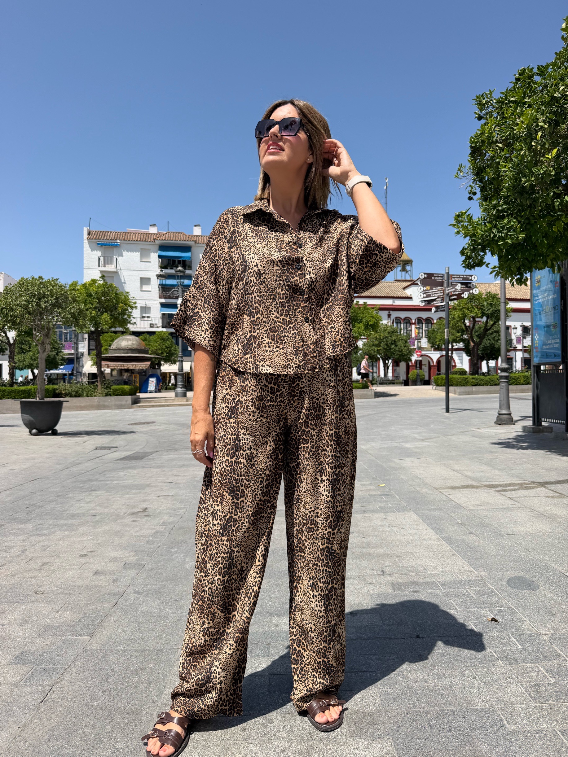 Conjunto camisa y pantalón recto animal print leopardo. - Imagen 3