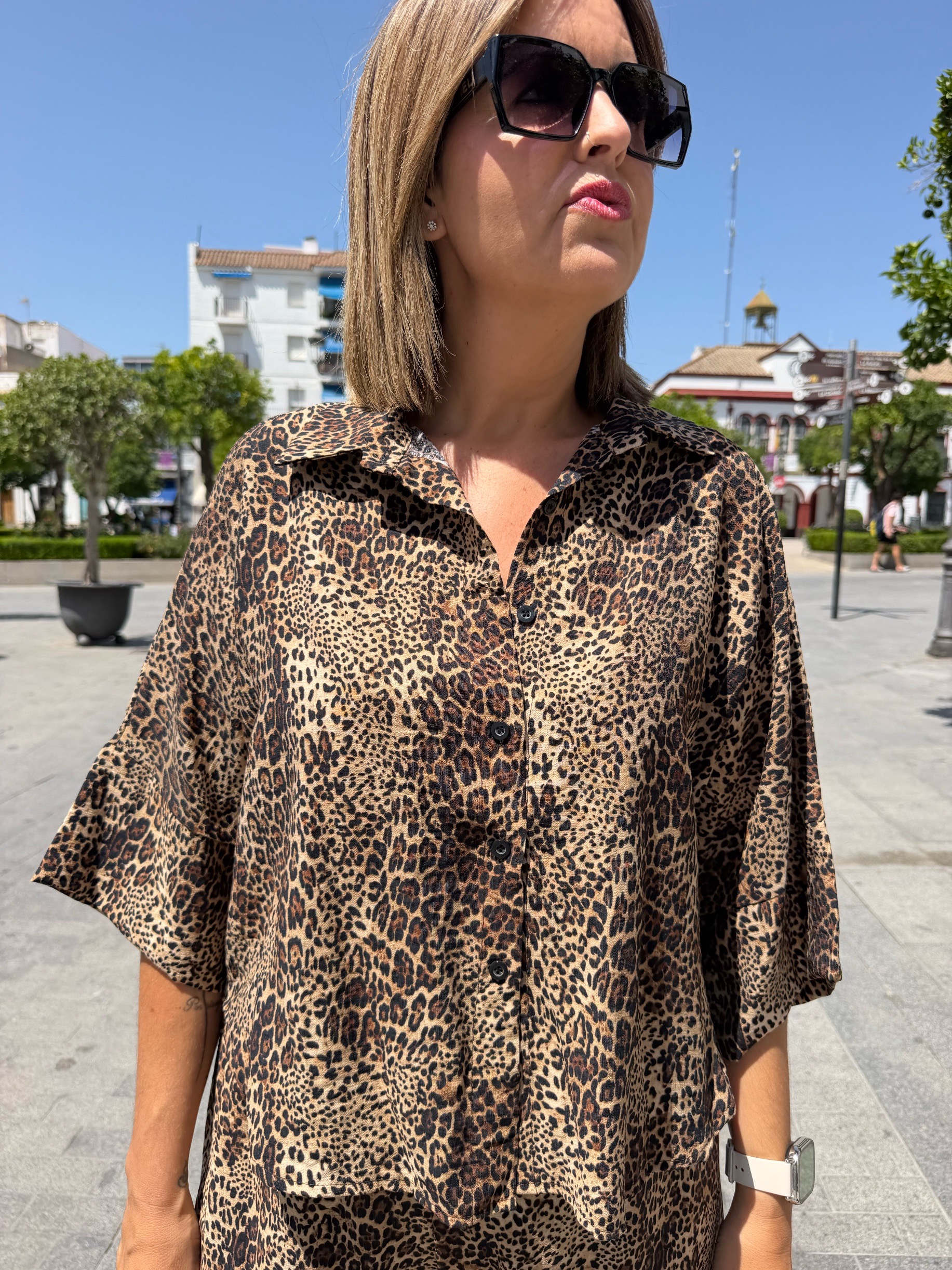 Conjunto camisa y pantalón recto animal print leopardo. - Imagen 2
