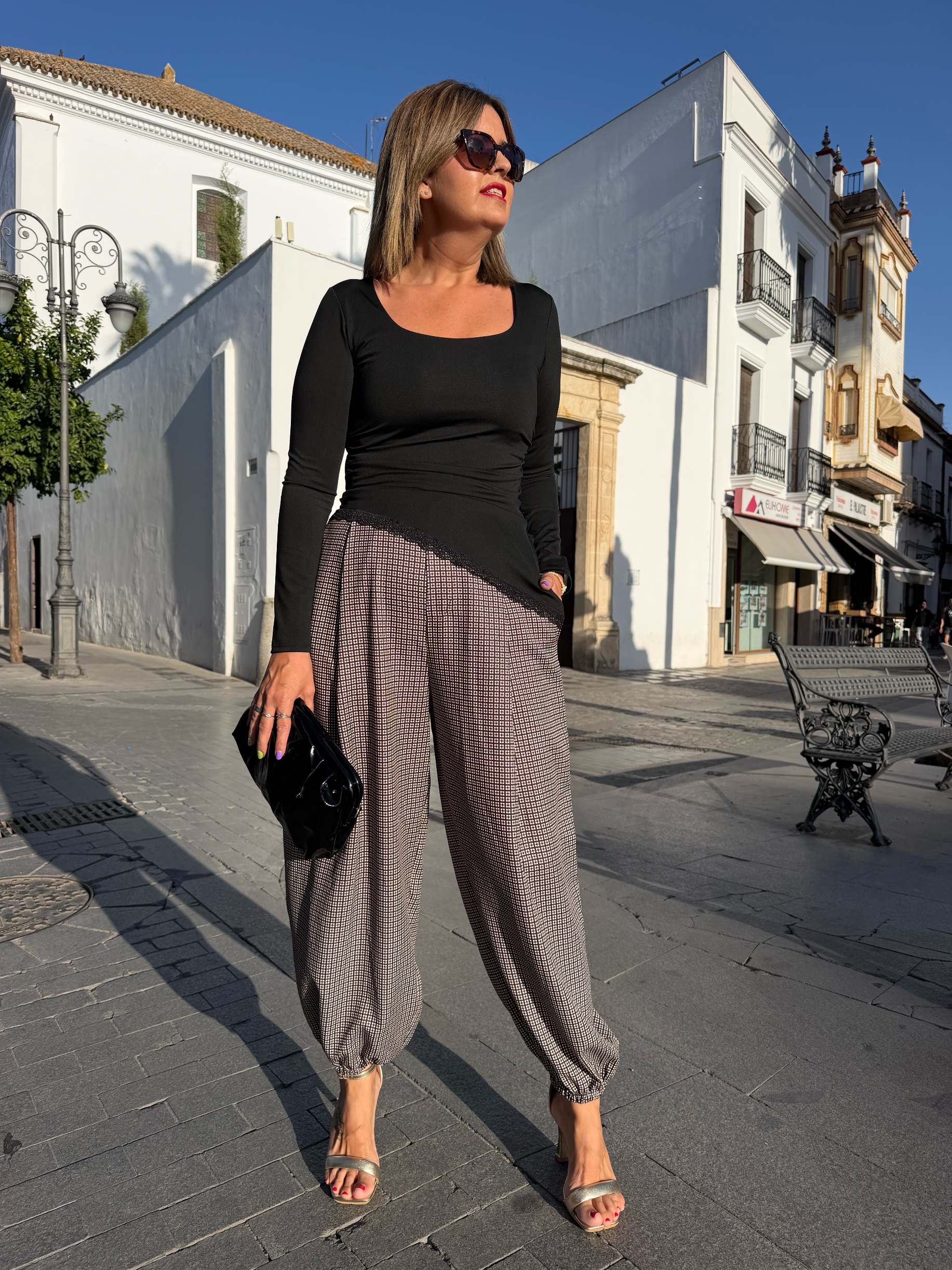 Pantalón pinzas Micro cuadro negro marrón. - Imagen 4