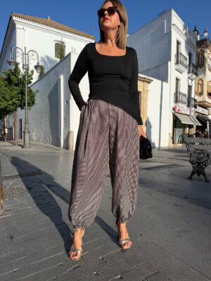 Pantalón pinzas Micro cuadro negro marrón.