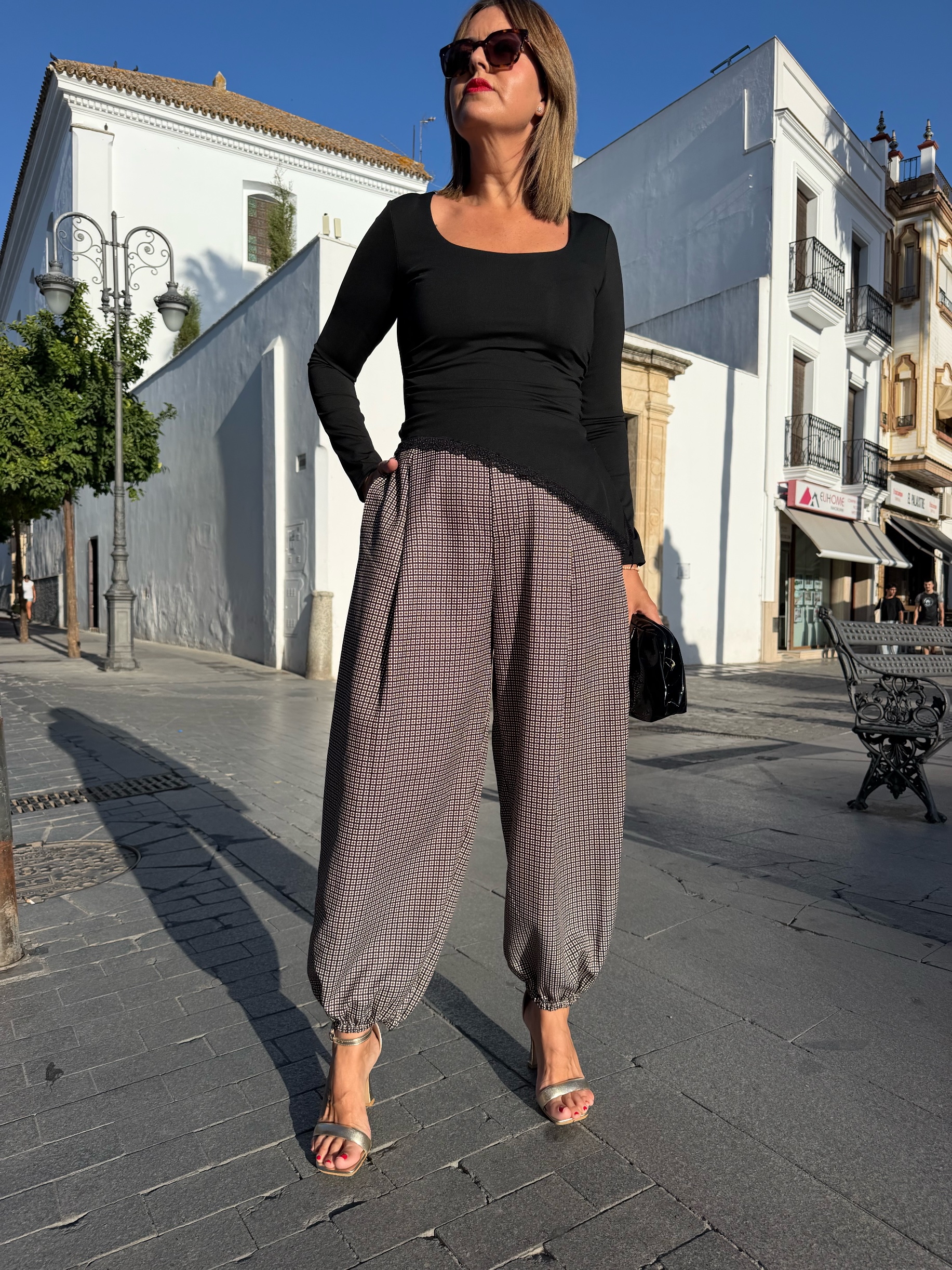 Pantalón pinzas Micro cuadro negro marrón.