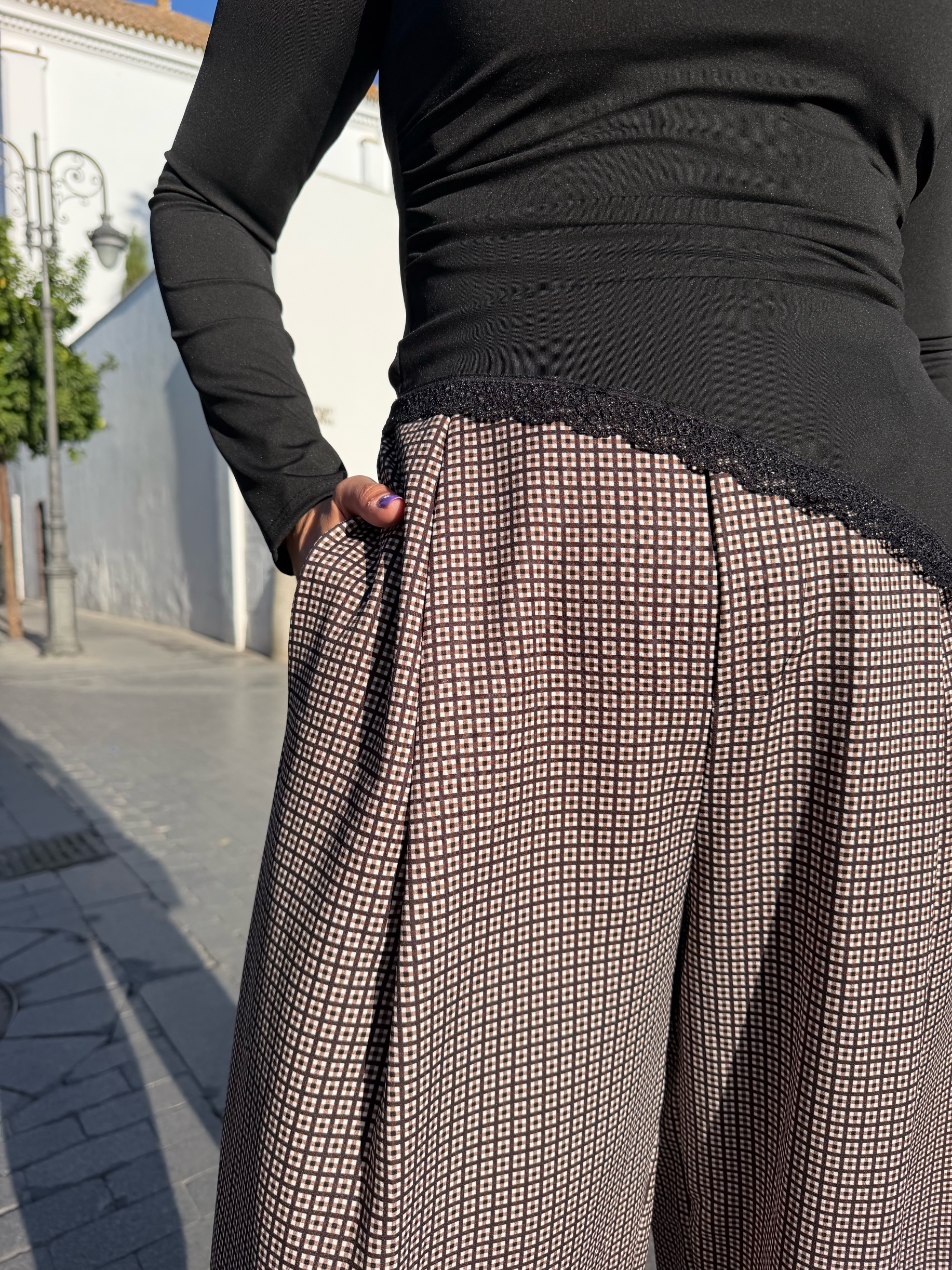Pantalón pinzas Micro cuadro negro marrón. - Imagen 2