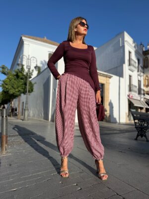 Pantalón pinzas micro cuadro berengena.