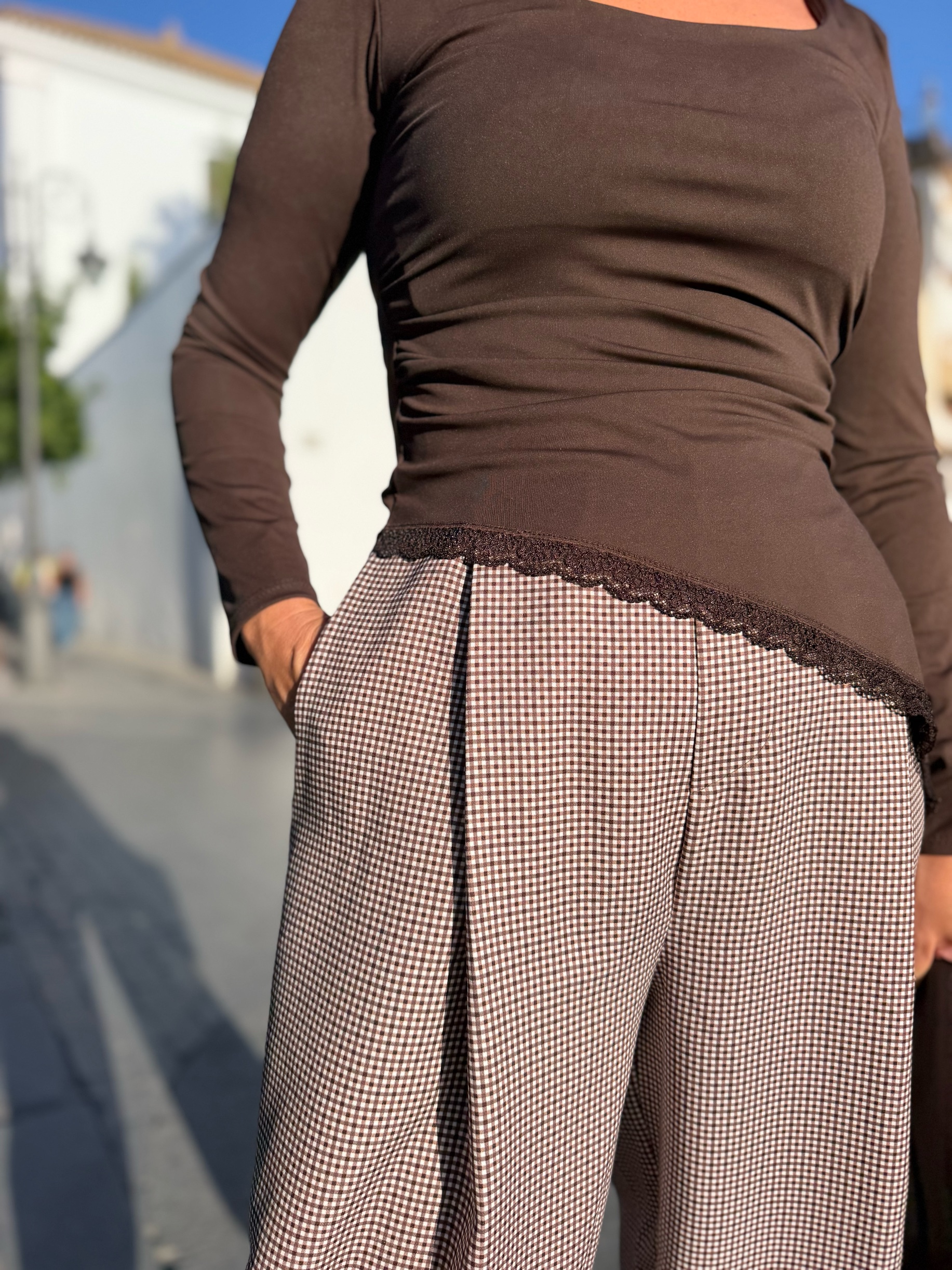 Pantalón pinzas Micro cuadro beige-marrón. - Imagen 2