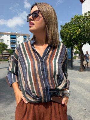Camisa multi raya azul.