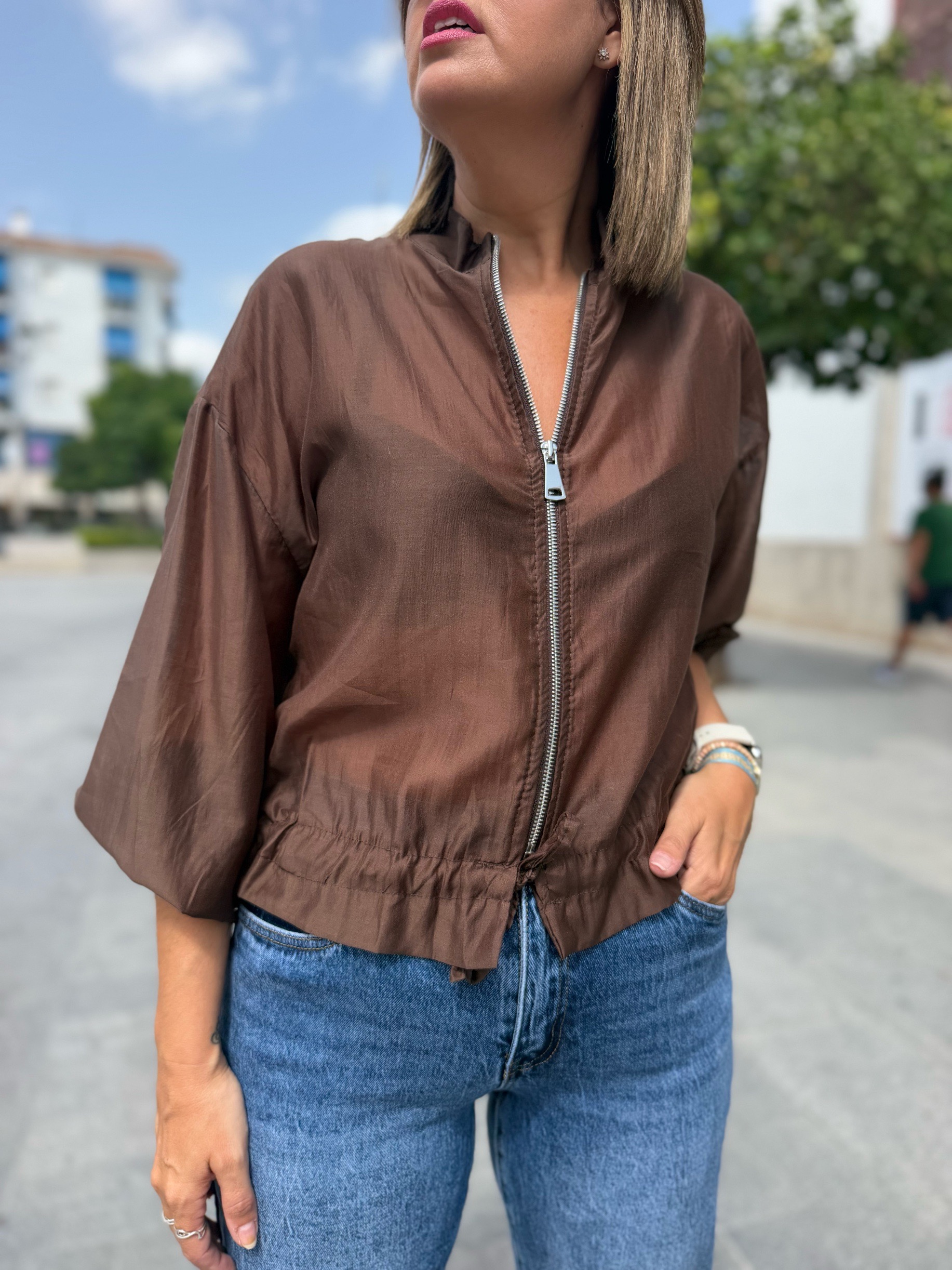 Bomber básica chocolate. - Imagen 4