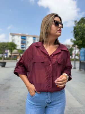 Camisa bomber burdeos.