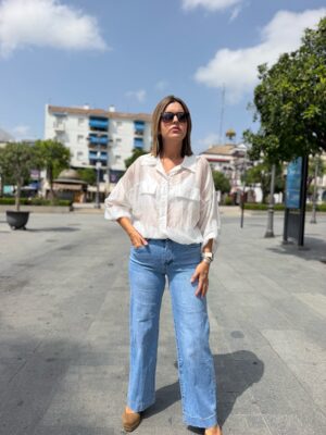 Camisa bomber blanca.