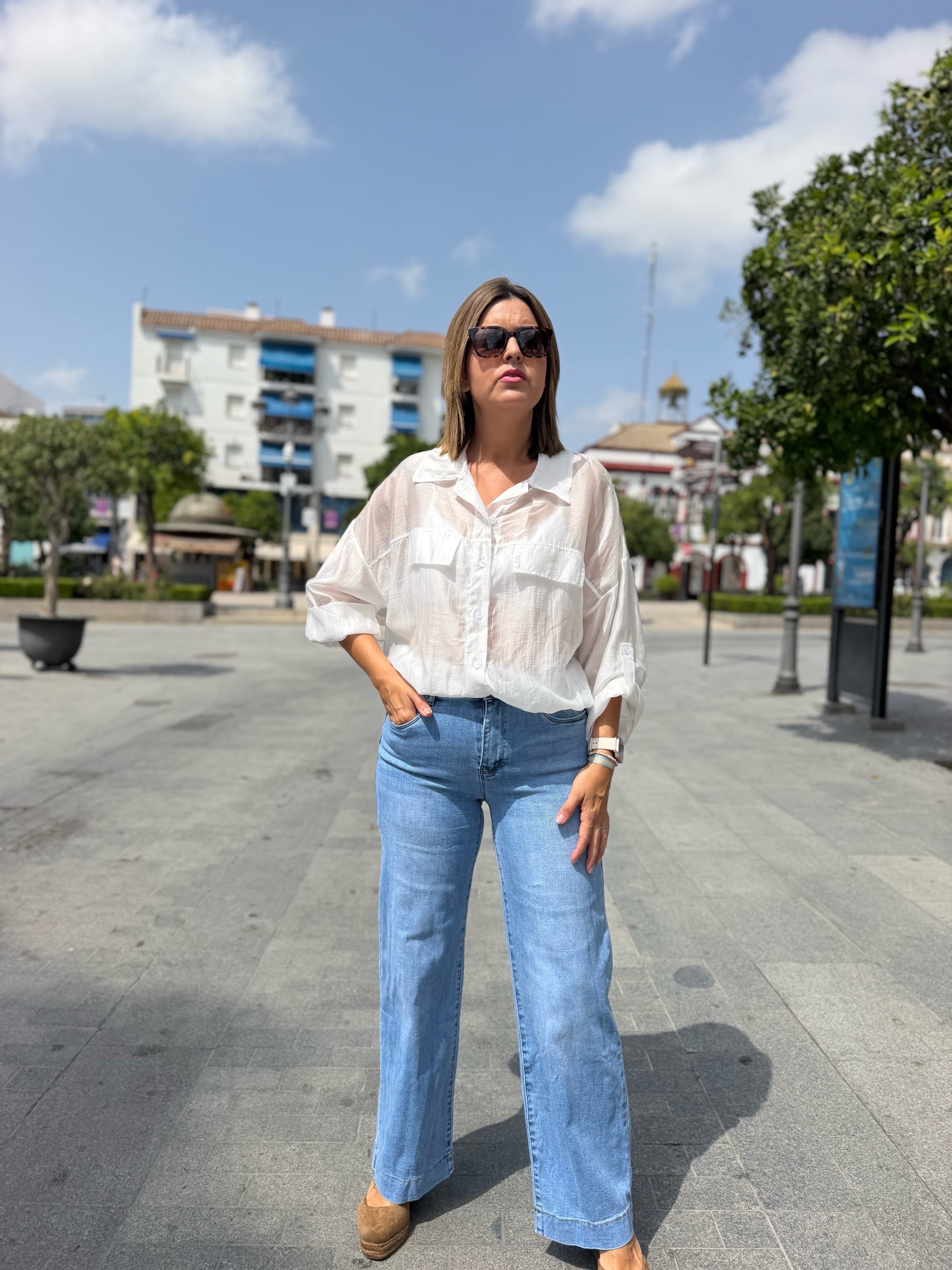 Camisa bomber blanca.