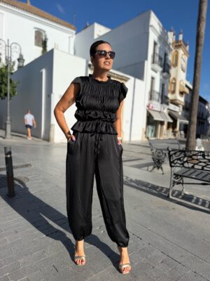 Conjunto raso fruncido negro.