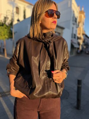 Chaqueta bomber cuero marrón.