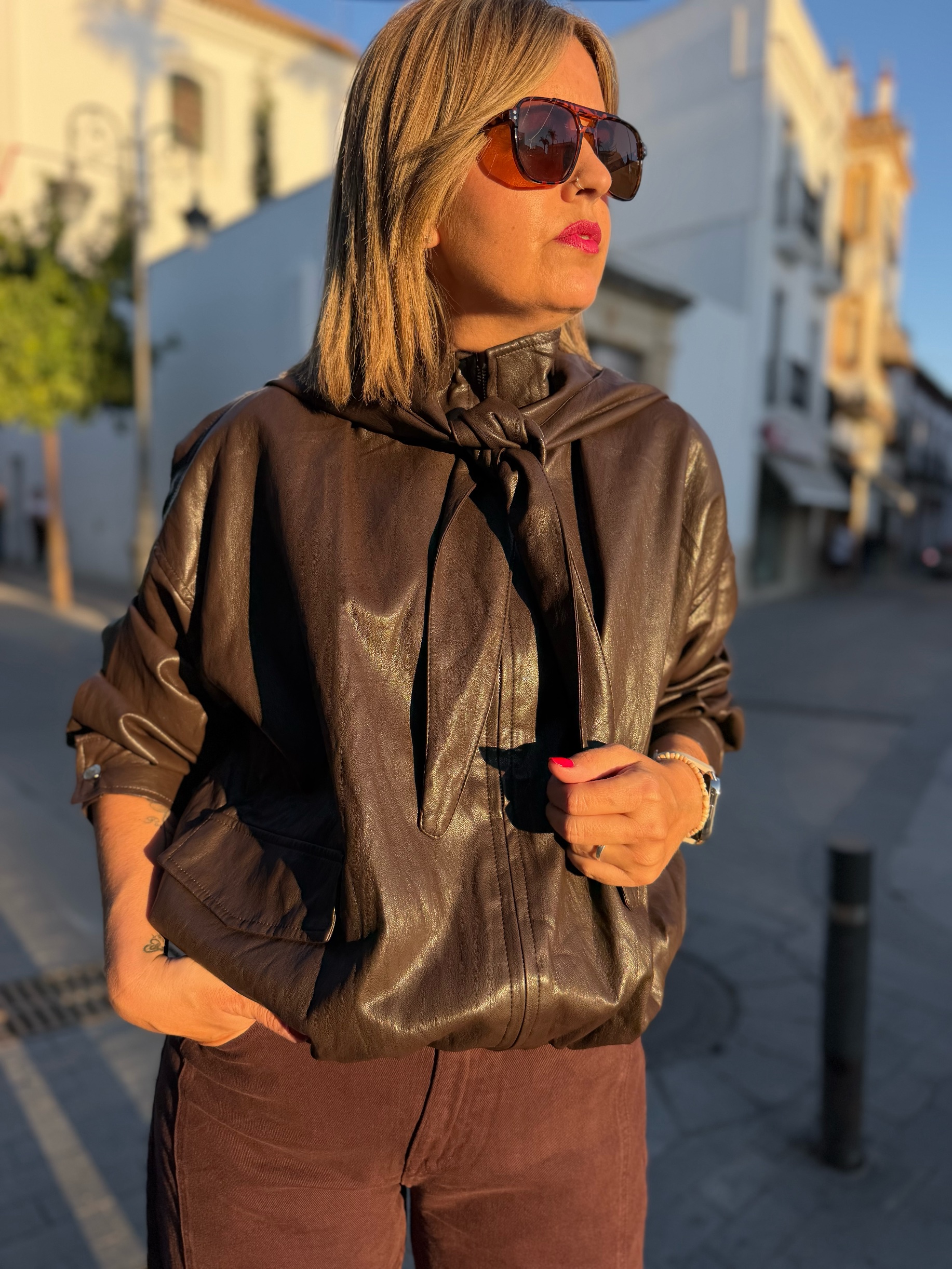 Chaqueta bomber cuero marrón.