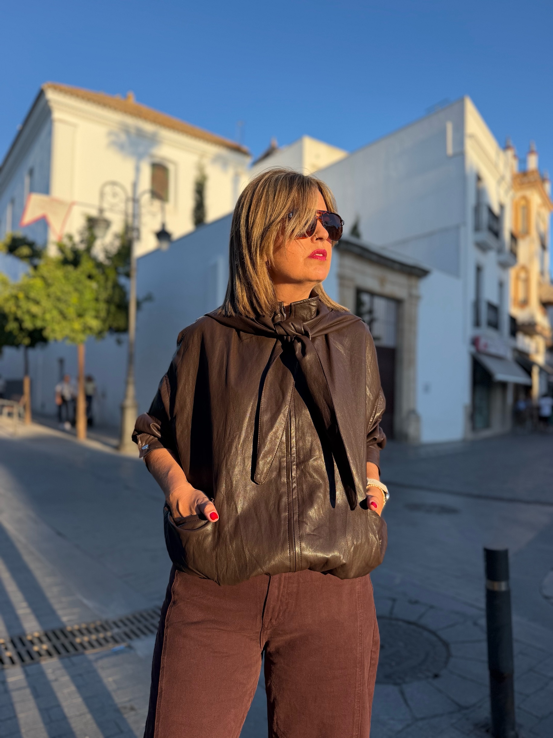 Chaqueta bomber cuero marrón. - Imagen 4