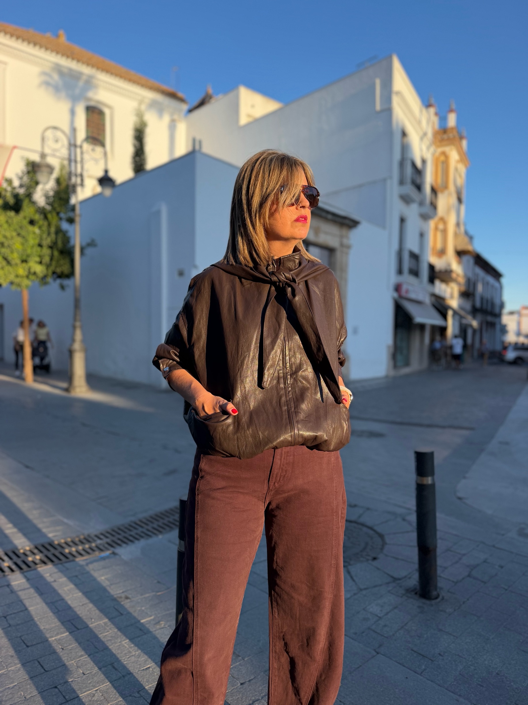Chaqueta bomber cuero marrón. - Imagen 2
