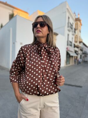 Top lunares cuello lazo marrón.