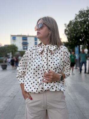 Top lunares cuello lazo beige.