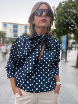 Top lunares cuello lazo marino.