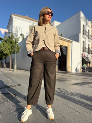 Pantalón balon cuadro marrón.