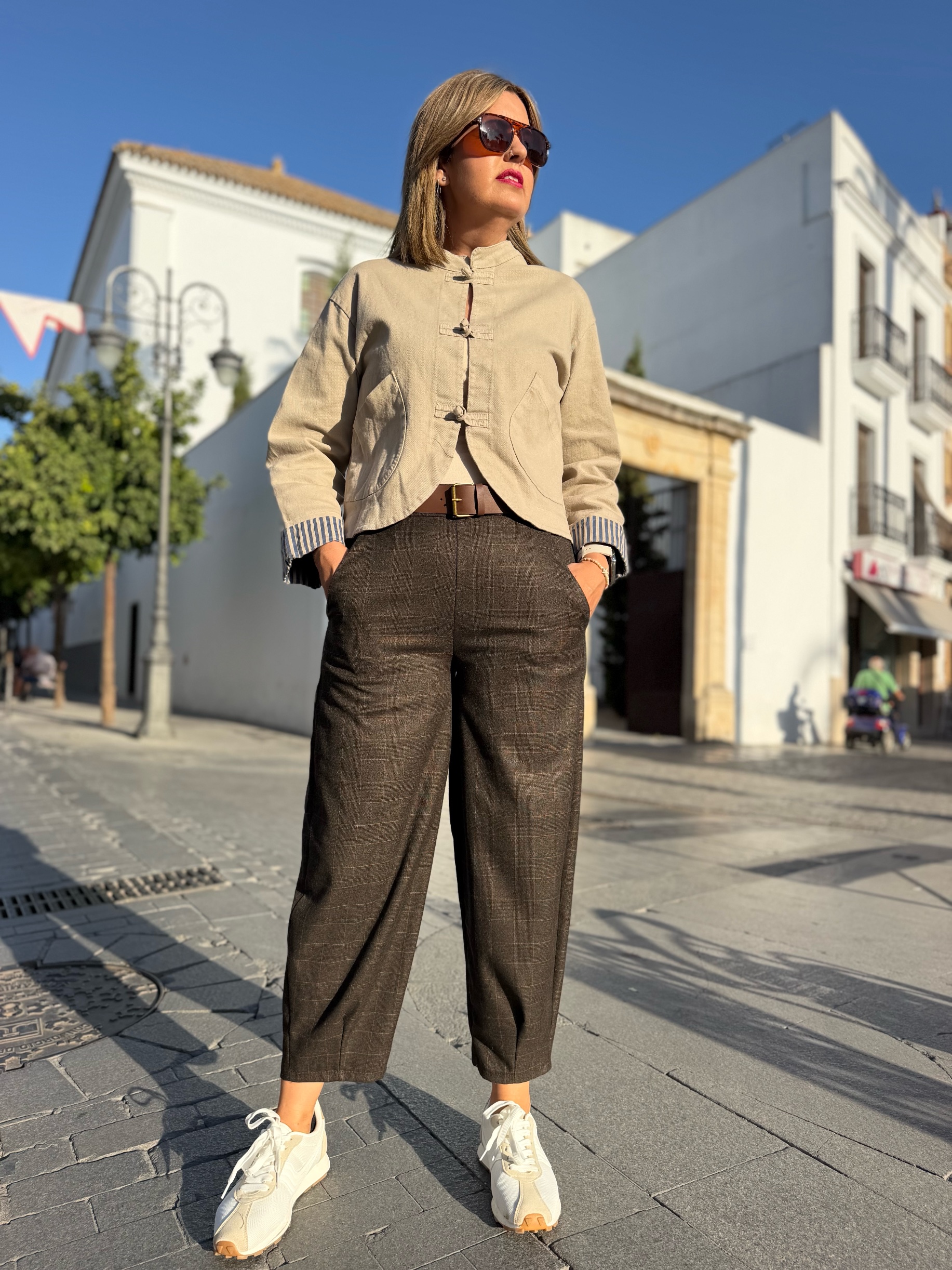 Pantalón balon cuadro marrón.