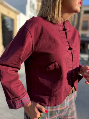Chaqueta Nara burdeos.