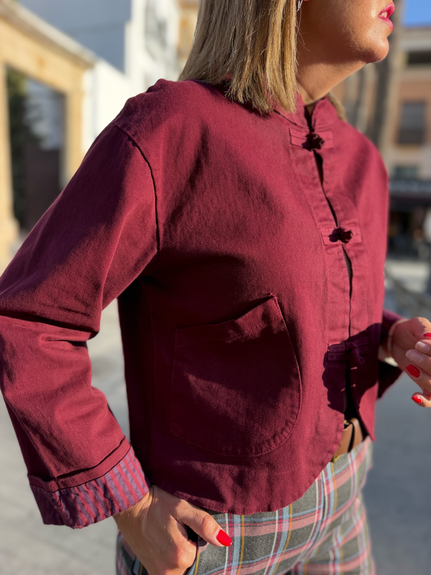 Chaqueta Nara burdeos.