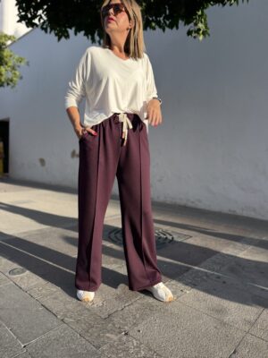 Pantalón sport recto costura berengena.