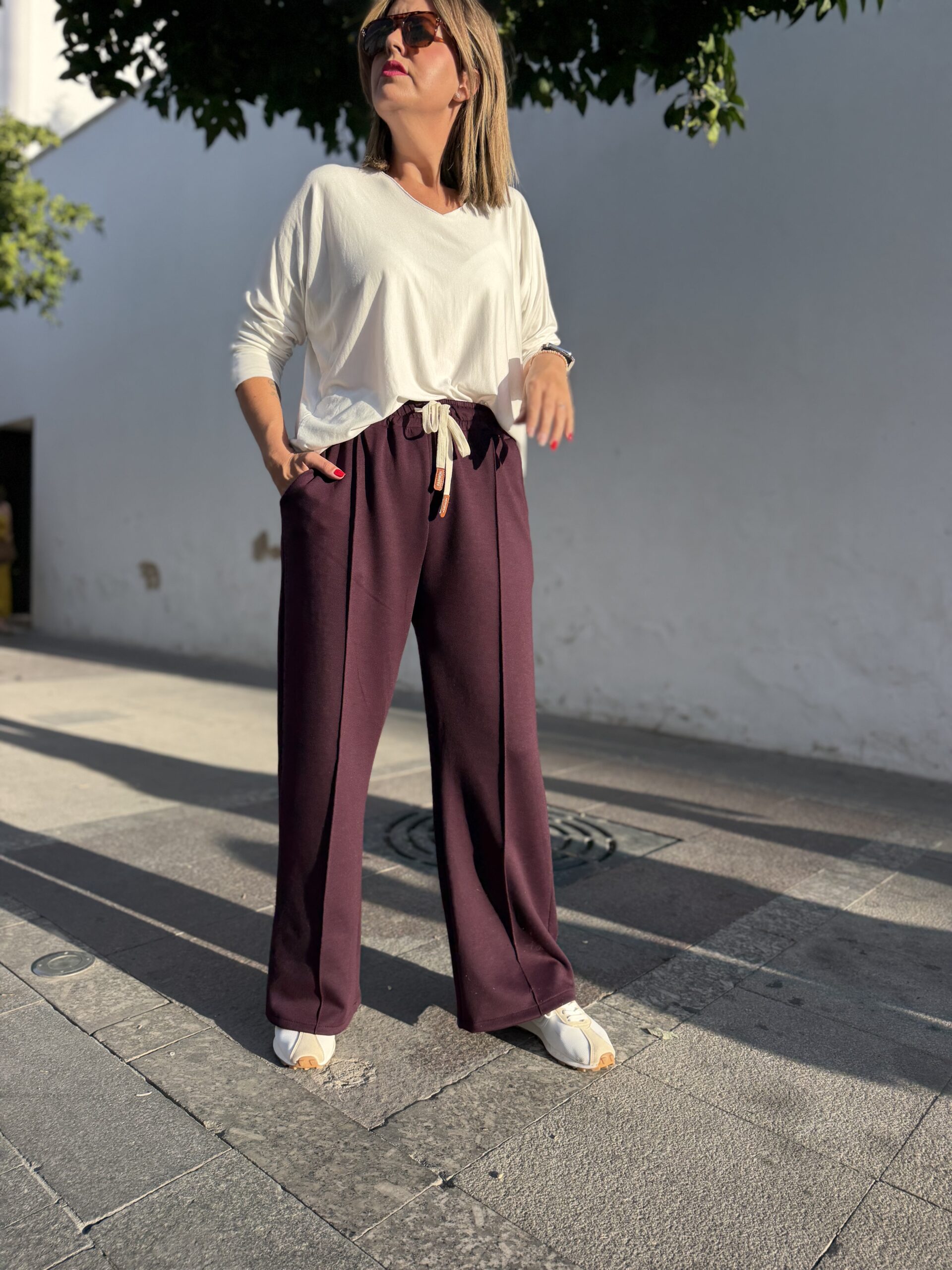Pantalón sport recto costura berengena.