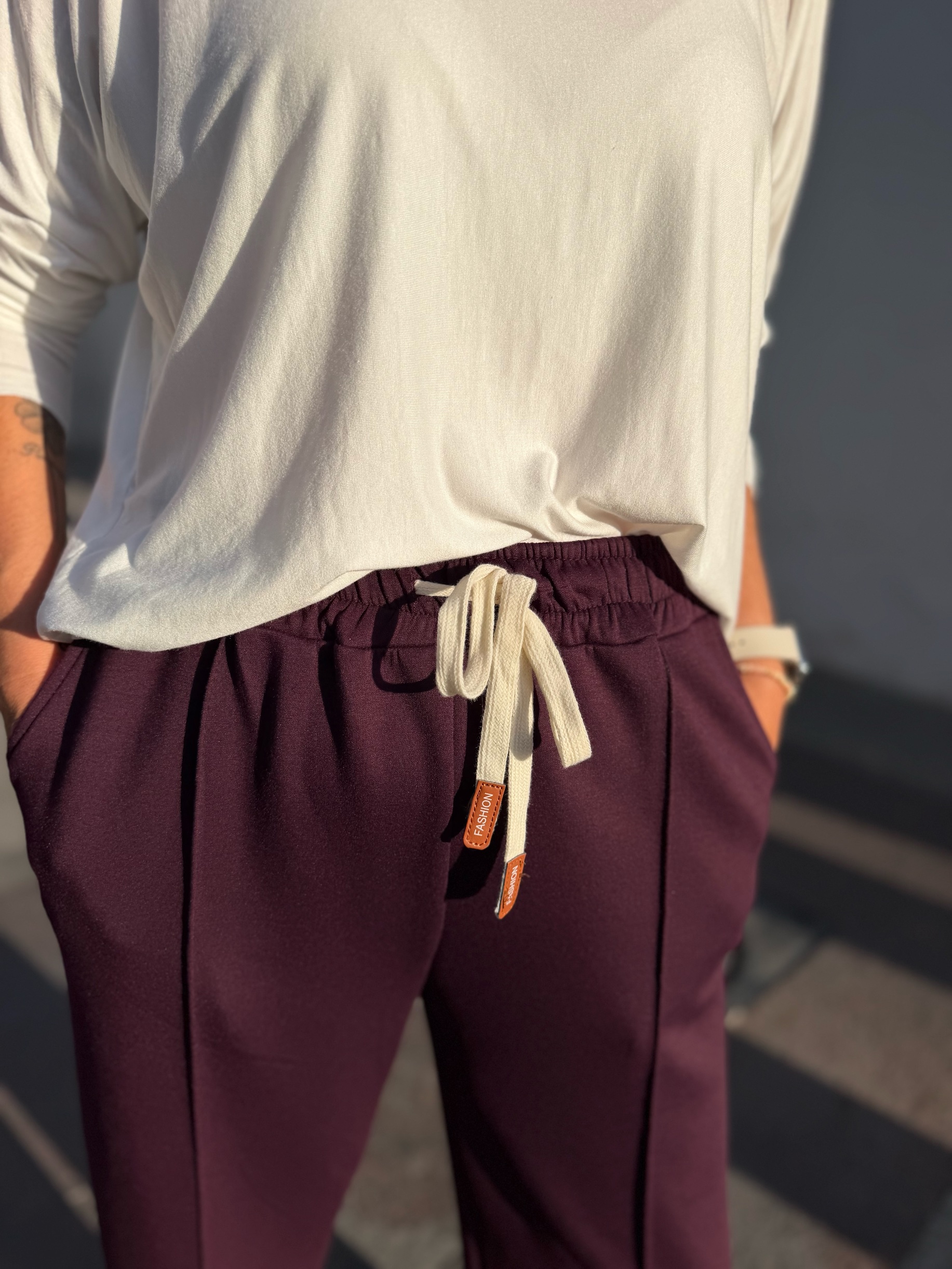Pantalón sport recto costura berengena. - Imagen 3