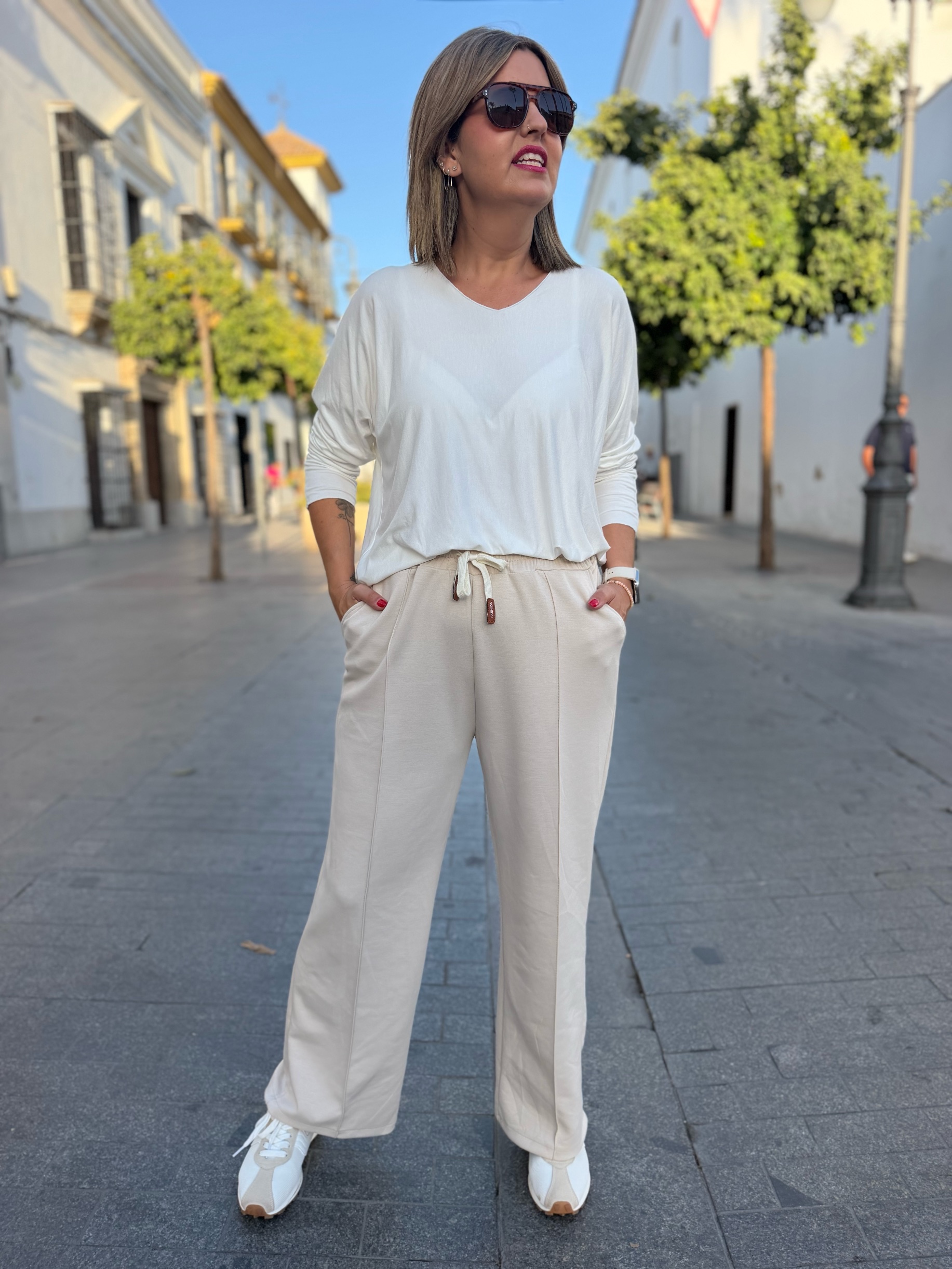 Pantaló sport recto costura beige. - Imagen 2