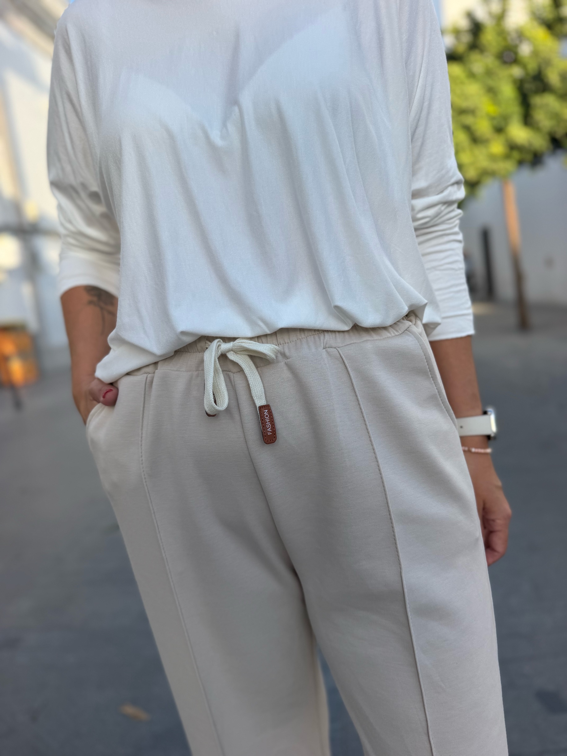 Pantaló sport recto costura beige. - Imagen 3