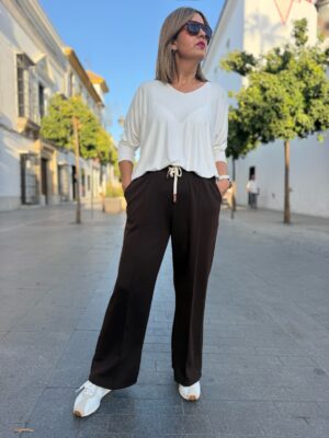 Pantalón sport recto costura chocolate.