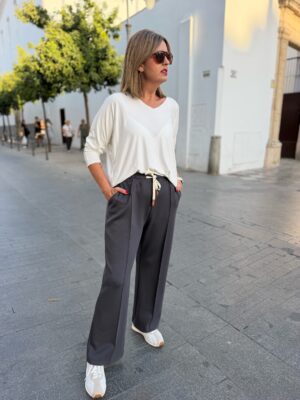 Pantalón sport recto costura gris.