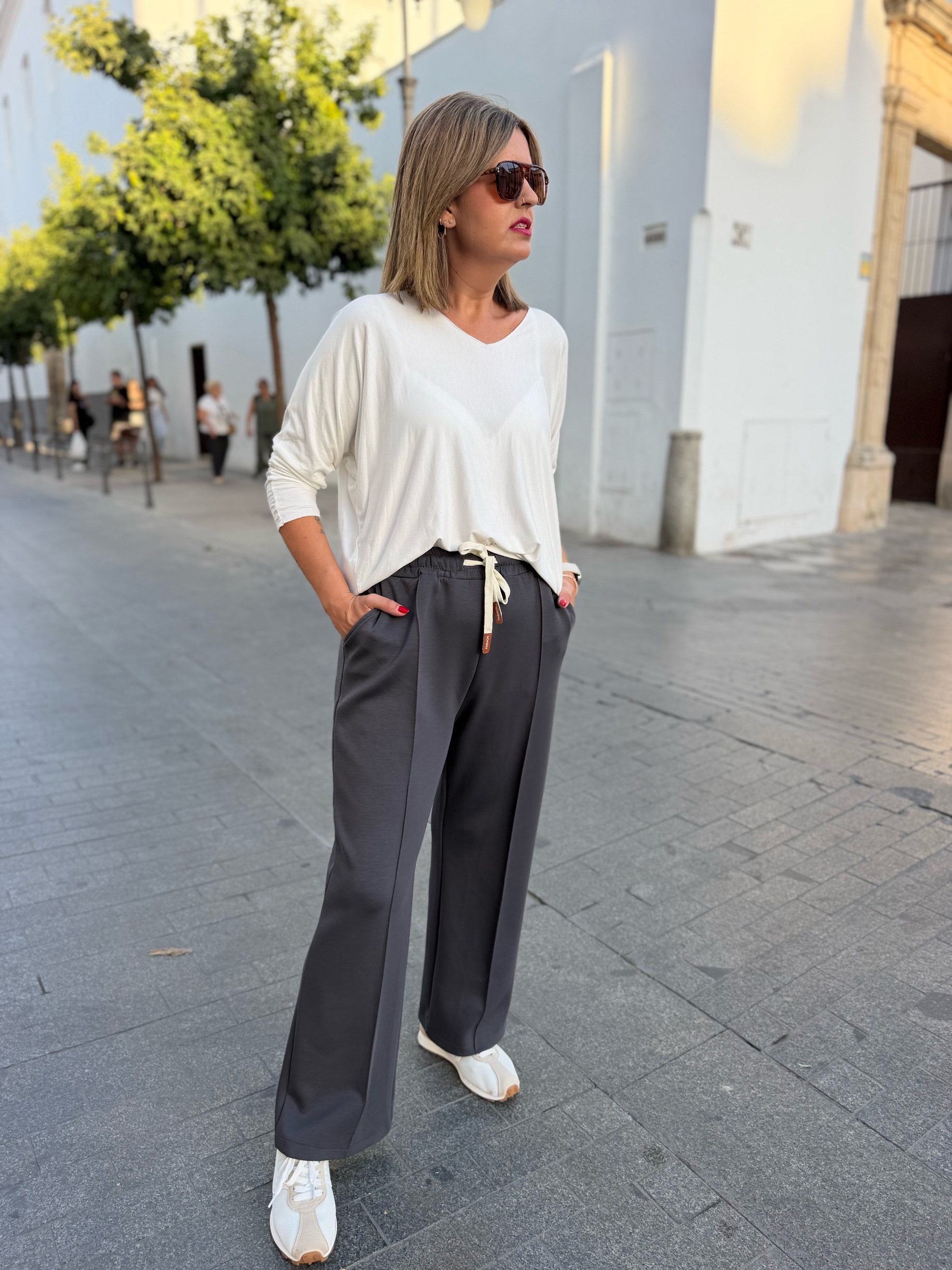 Pantalón sport recto costura gris.