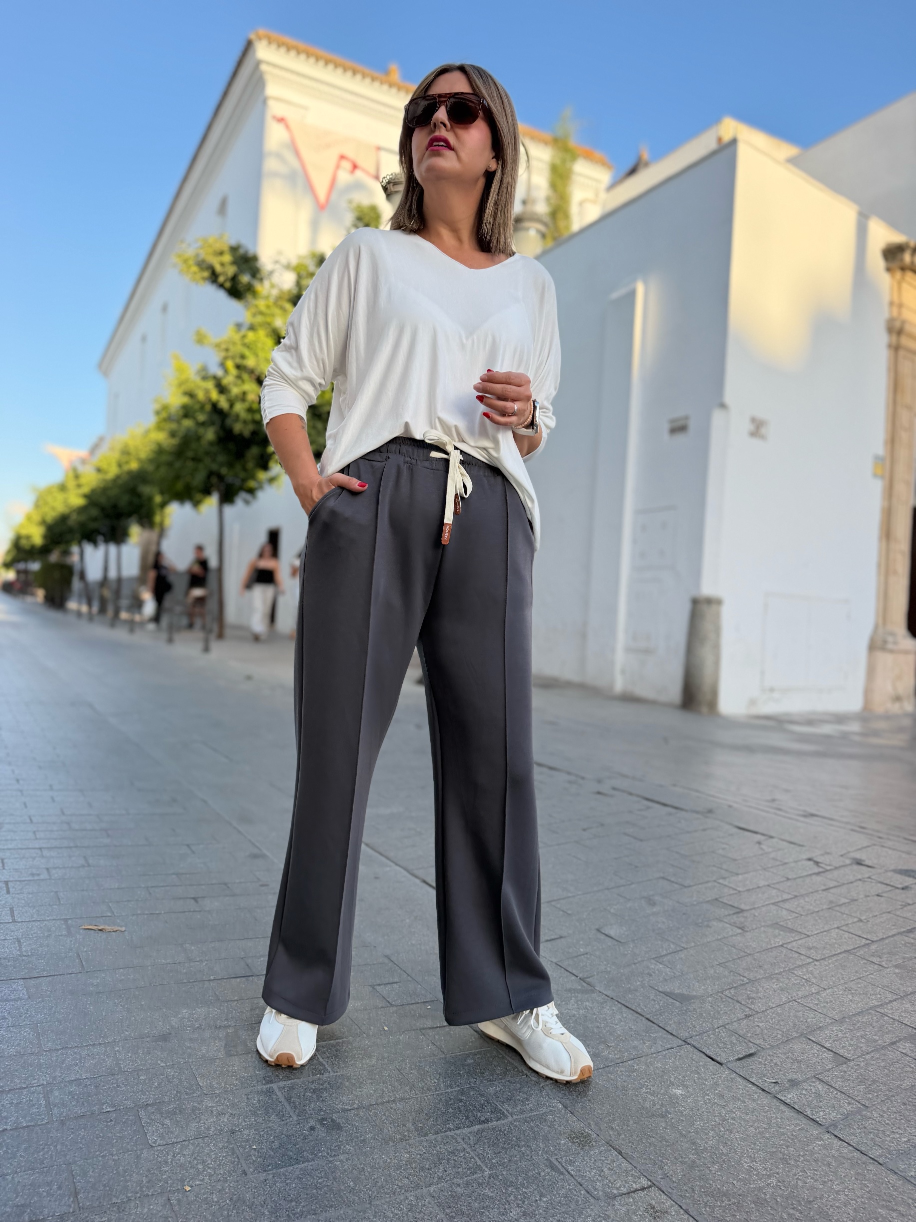 Pantalón sport recto costura gris. - Imagen 2
