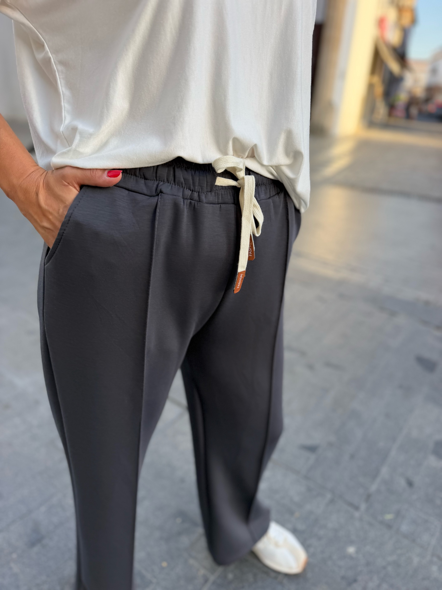 Pantalón sport recto costura gris. - Imagen 3