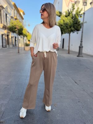 Pantalón sport recto costura camel.