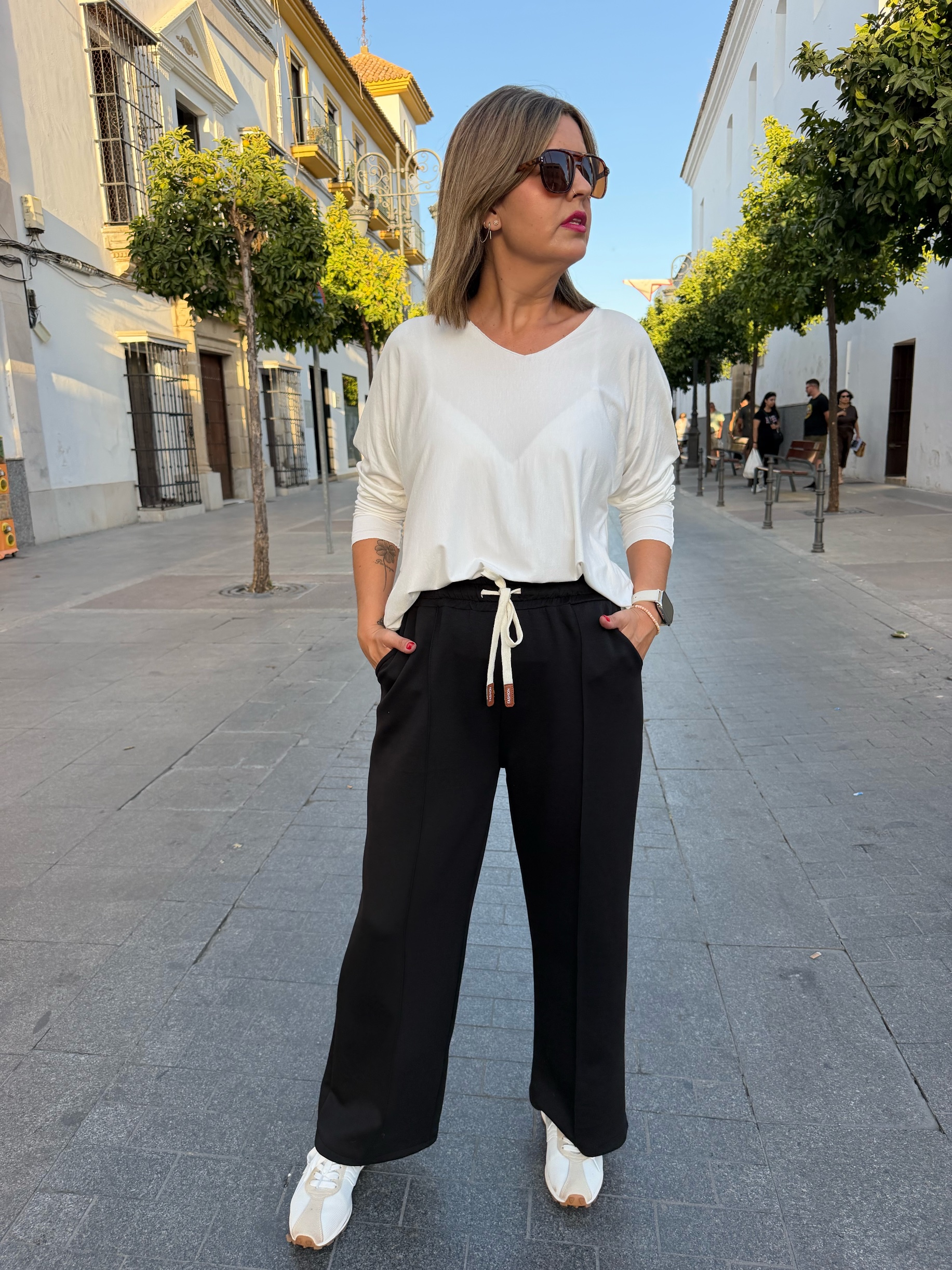 Pantalón sport recto costura negro.