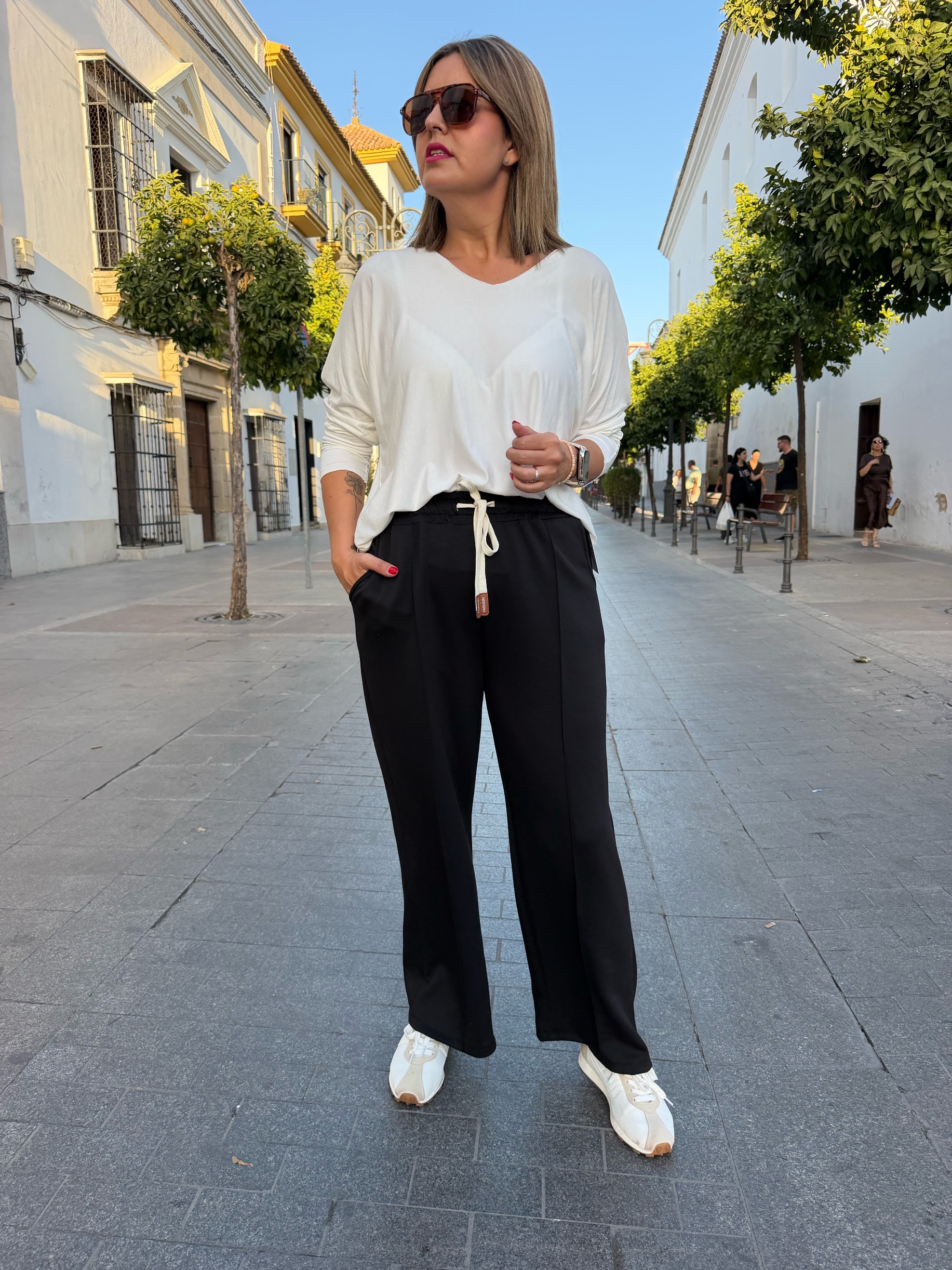 Pantalón sport recto costura negro. - Imagen 2