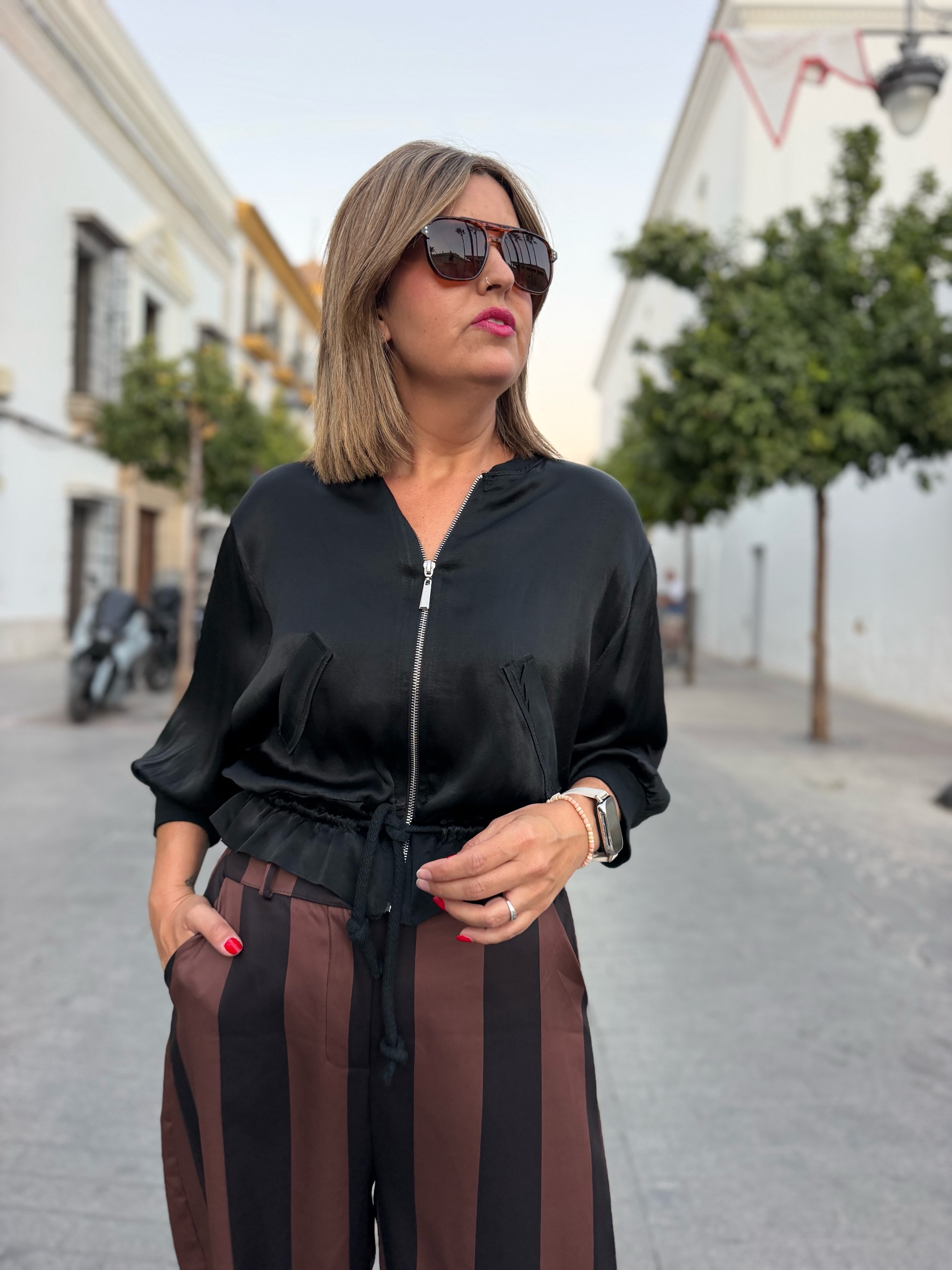 Bomber satinada negra.