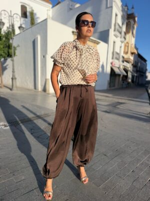 Pantalón balon satinado marrón.