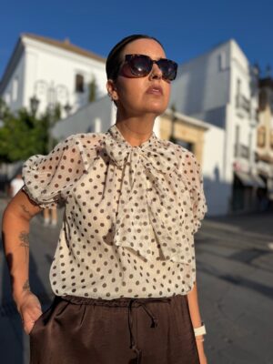 Camisa topos marrón.
