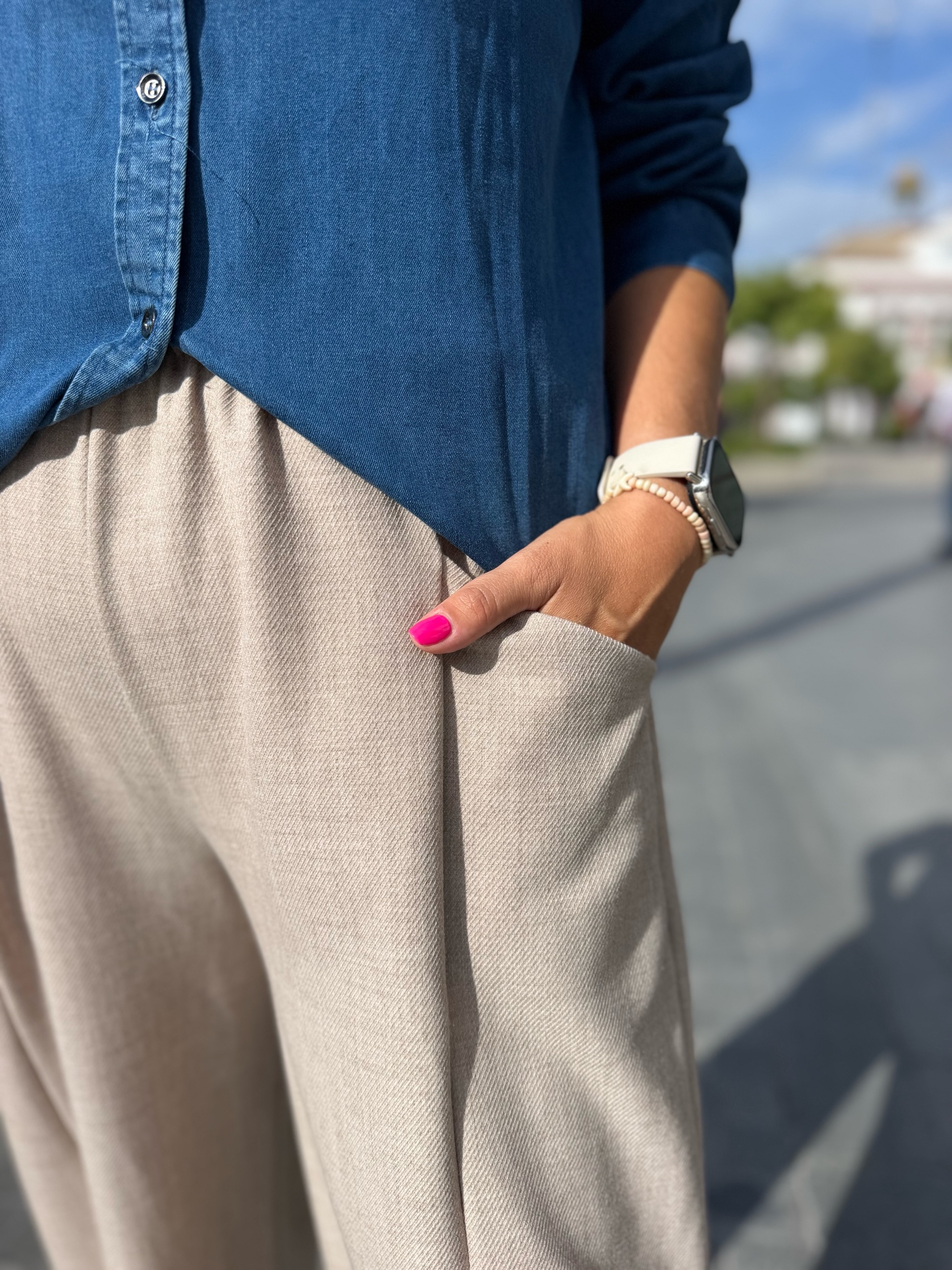 Pantalón Boston bolsillo beige. - Imagen 2